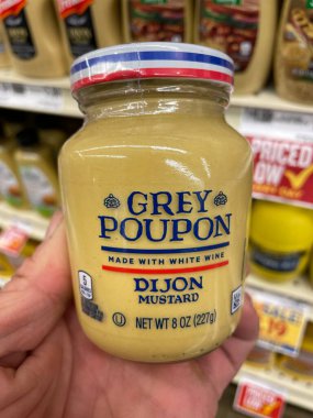 Grovetown, Ga USA - 09 07: 22: Perakende satış mağazası Grey Poupon dijon hardalı