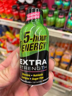 Grovetown, Ga USA - 09 07: 22: Perakende marketi 5 saatlik enerji içeceği yeşil