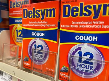 Grovetown, Ga USA - 09 24 22: Market Delsym ilaç çeşitliliği