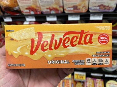 Grovetown, Ga USA - 09 24 22: Market çalışanı Velveeta peynir kalıbını tutuyor