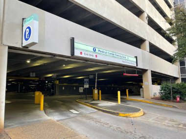 Augusta, Ga USA - 12-13-21: Georgia Çocuk Hastanesi dış park güvertesi girişi