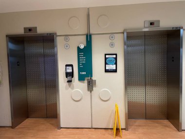 Augusta, Ga USA - 12-13-21: Georgia Çocuk Hastanesi asansörlere giriş