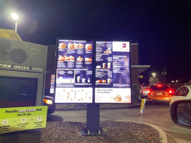 Augusta, Ga USA - 12-13-21: McDonald 's fast food restoran menüsü işareti