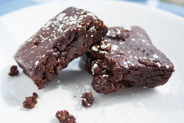 Schokoladenbrownies in Zucker bestäubt — Stockfoto