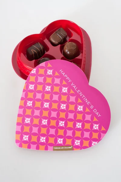 Valentýna čokolády v srdce ve tvaru krabice na bílém pozadí. — Stock fotografie