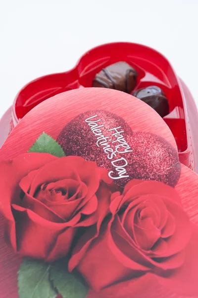 Valentýna čokolády v srdce ve tvaru krabice na bílém pozadí. — Stock fotografie