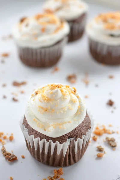 Çikolata butterfinger cupcakes — Stok fotoğraf