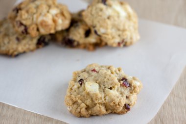 Kızılcık beyaz çikolata yulaflı kurabiye