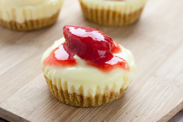 Mini pastel de queso fresa — Foto de Stock