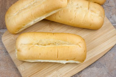 bir kesme tahtası üzerinde taze sandviç alır.