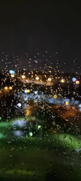 夜のガラスの雨滴 — ストック写真