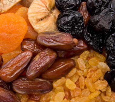 Kurutulmuş meyveler yakın.