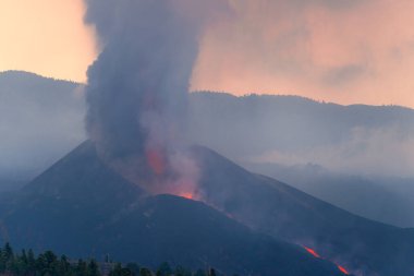 19 Eylül 2021 'de Cumbre Viktorya' da volkanik patlama. El Paso 'da. La Palma. Kanarya Adaları. İspanya