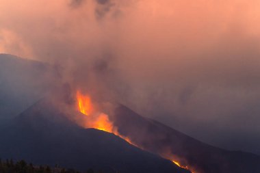 19 Eylül 2021 'de Cumbre Viktorya' da volkanik patlama. El Paso 'da. La Palma. Kanarya Adaları. İspanya