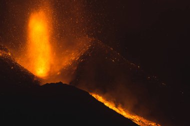 19 Eylül 2021 'de Cumbre Viktorya' da volkanik patlama. El Paso 'da. La Palma. Kanarya Adaları. İspanya