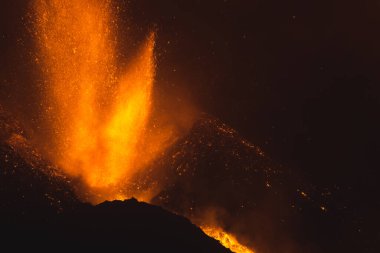 19 Eylül 2021 'de Cumbre Viktorya' da volkanik patlama. El Paso 'da. La Palma. Kanarya Adaları. İspanya