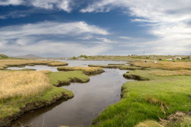 Deniz Burnu. Bulutlu bir günde Inishnee Adası kıyı şeridi. Galway. İrlanda