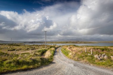 Peyzaj. Bulutlu bir günde Inishnee Adası yolu. Galway. İrlanda