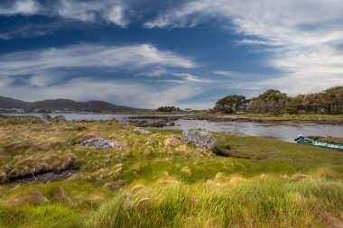 Deniz Burnu. Bulutlu bir günde Inishnee Adası kıyı şeridi. Galway. İrlanda