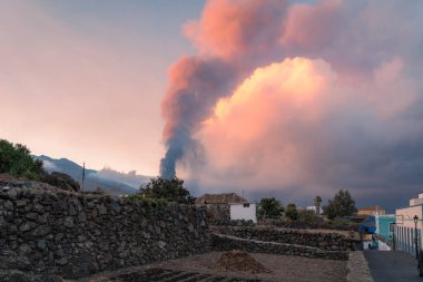 Arka planda Cumbre Vieja Volkanı 'nın patlaması ile El Paso' da güzel bir gün doğumu. La Palma. Kanarya Adaları. İspanya