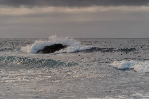 Zeegezicht Golven Die Rotsen Slaan Altillo Moya Gran Canaria Canarische — Stockfoto