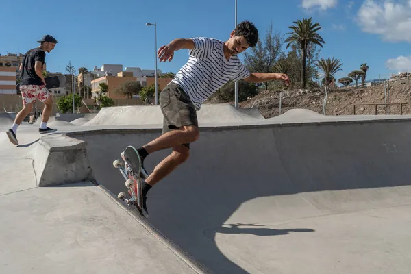 Jeune Homme Saute Avec Son Skateboard Dans Skatepark — Photo