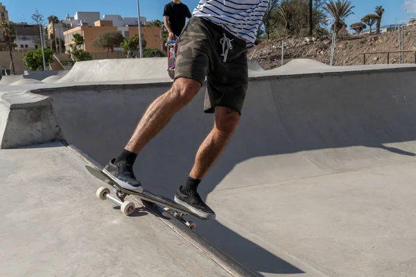 Jovem Salta Com Seu Skate Parque Skate — Fotografia de Stock