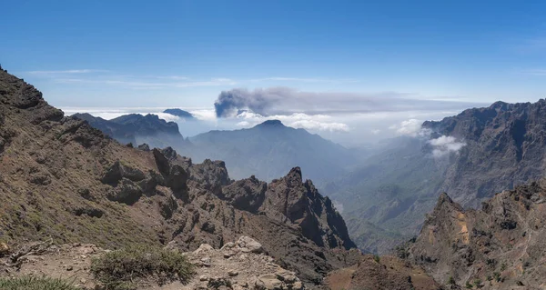 Widok Cumbre Vieja Caldera Taburiente Dym Wulkaniczny Nad Chmurami Palma — Zdjęcie stockowe