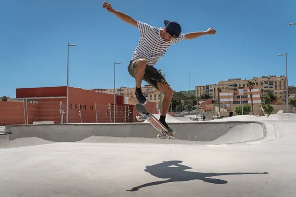 Jeune Homme Saute Avec Son Skateboard Dans Skatepark — Photo