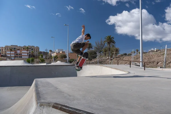 Jeune Homme Saute Avec Son Skateboard Dans Skatepark — Photo