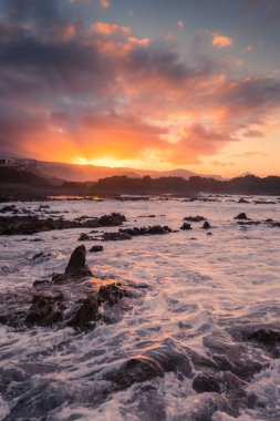 Gün batımında El Puertillo renkli deniz manzarası. Arucas. Büyük Kanarya. Kanarya Adaları. dikey bileşim