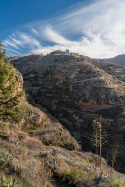 dikey kompozisyon. Arka planda Juncalillo Town ile Gran Canaria 'nın manzarası