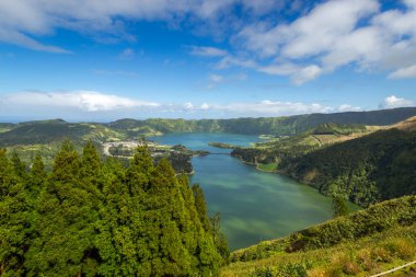 Manzara. Dağların tepesinden Sete Cidades Gölleri 'nin manzarası. Sao Miguel. Azores. Portekiz