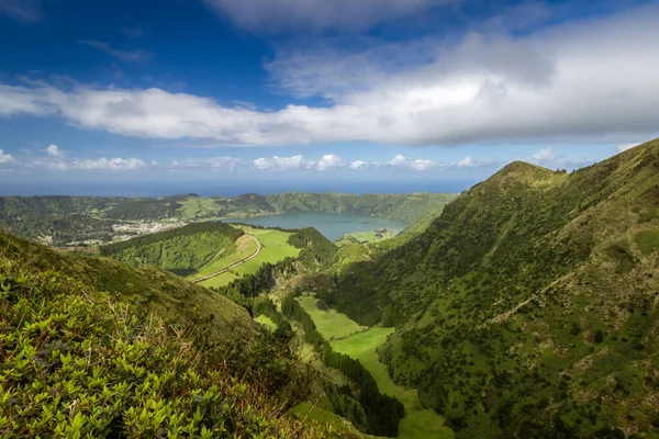 Manzara. Dağların tepesinden Sete Cidades Gölleri 'nin manzarası. Sao Miguel. Azores. Portekiz