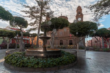 Gün batımında arka planda katedral olan Galdar Meydanı. Büyük Kanarya. Kanarya adaları