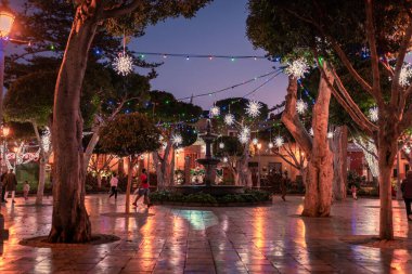 Geceleri Galdar Meydanı 'nda Noel ışıklarıyla. Büyük Kanarya. Kanarya adaları.