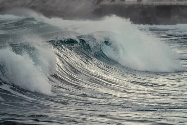 在Salinetas海滩有强烈海浪的海景 Telde 大加那利亚加那利群岛 — 图库照片