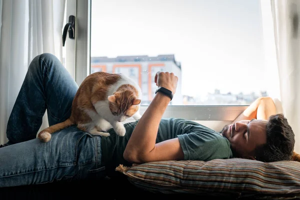 남자가 고양이와 — 스톡 사진