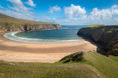 Güneşli bir günde Silver Strand Sahili 'nin panoramik manzarası. Malin Beg. donegal. İrlanda