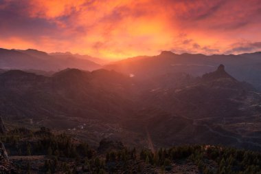 Gün batımında Roque Bentayga manzarası. Manzara. Büyük Kanarya. Kanarya Adaları