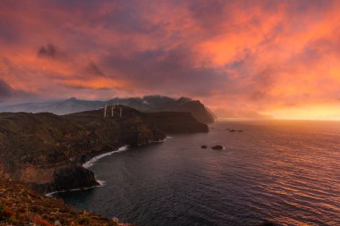 Güneş batarken Ponta de Sao Lorenzo 'dan panoramik manzara. Madeira. Portekiz