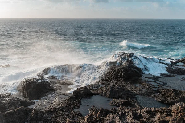 Wellen Schlagen Gegen Die Felsen Der Küste Von Galdar Gran — Stockfoto
