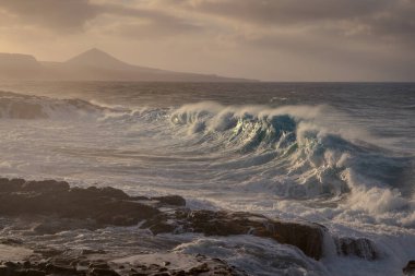 Gün batımında El Puertillo 'da dalgalı deniz manzarası. Arucas. Büyük Kanarya