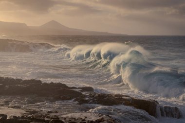 Gün batımında El Puertillo 'da dalgalı deniz manzarası. Arucas. Büyük Kanarya