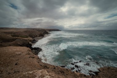 Bulutlu bir günde La Pared sahil manzarası. Fuerteventura. Kanarya Adaları