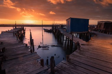 Gün batımında uzun deniz manzarası. Carrasqueira 'daki Palafitic İskelesi. Comporta. Portekiz