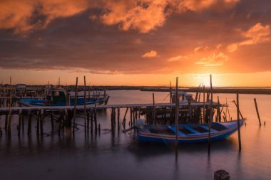 Gün batımında uzun deniz manzarası. Carrasqueira 'daki Palafitic İskelesi. Comporta. Portekiz