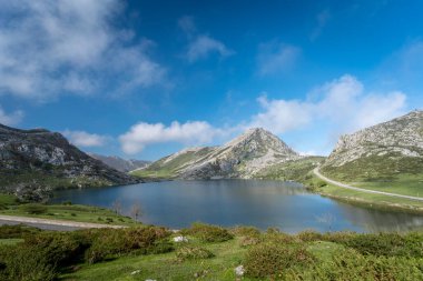 Covadonga 'daki Enol Gölü' nün panoramik manzarası. Picos de Europa Ulusal Parkı. Asturyalar. İspanya