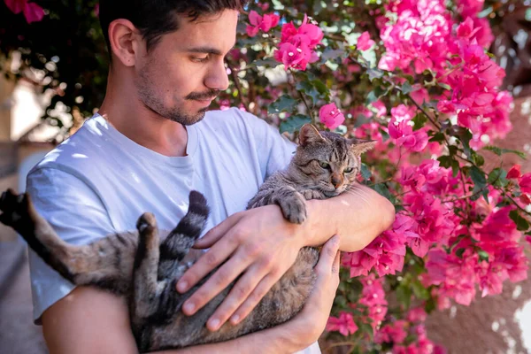 Junger Mann Hält Garten Eine Grau Gestromte Katze Mit Grünen — Stockfoto