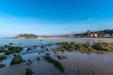 Güneşli bir günde Ribadesella sahilinden Ribadesella şehri manzarası. Asturyalar. İspanya